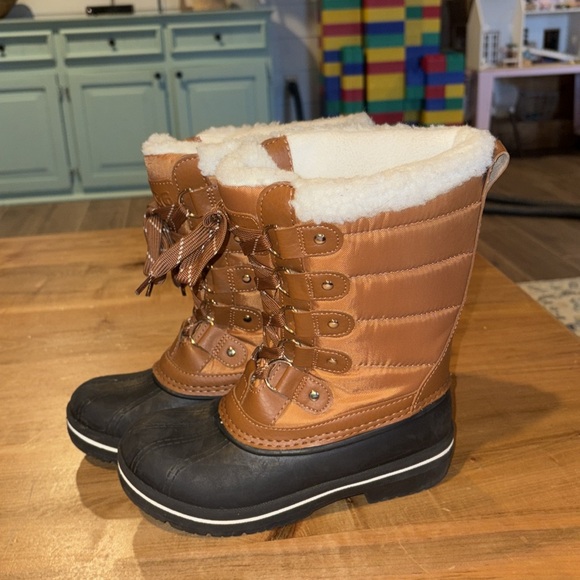 Euc dsg size 2 girls winter boots worn twice - Picture 2 of 6